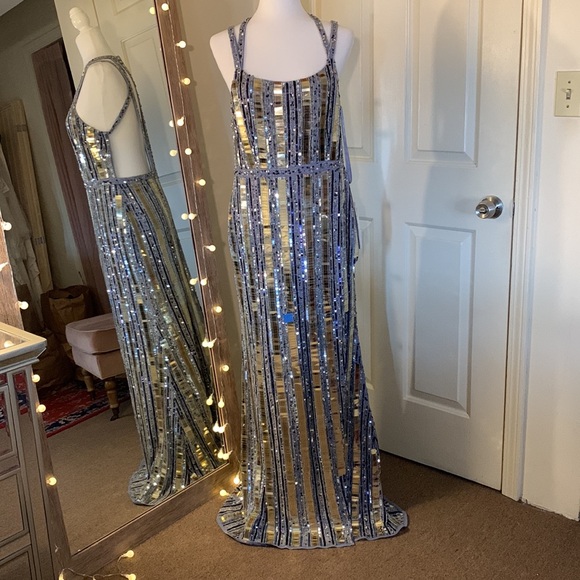 MAC DUGGAL
Halter Neck Embellished Detailed Back Gown - Picture 4 of 17